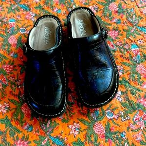 These Algeria slip-pms are amazingly comfortable.  Excellent condition.